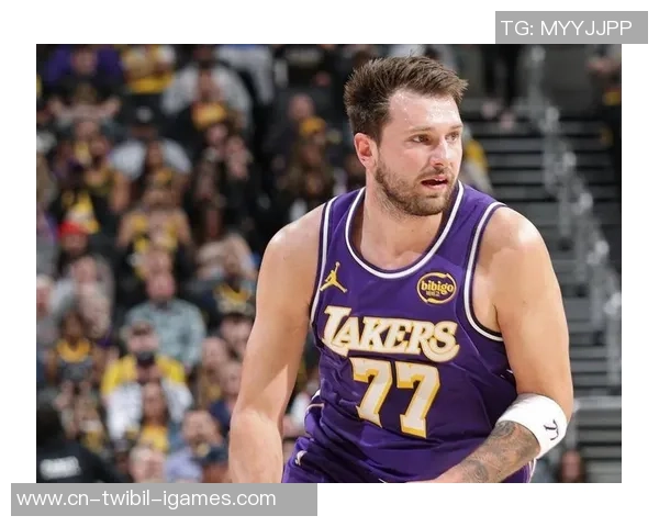 湖人詹姆斯绝杀裁判又抢戏，东契奇差点被开会，两内线候补建功